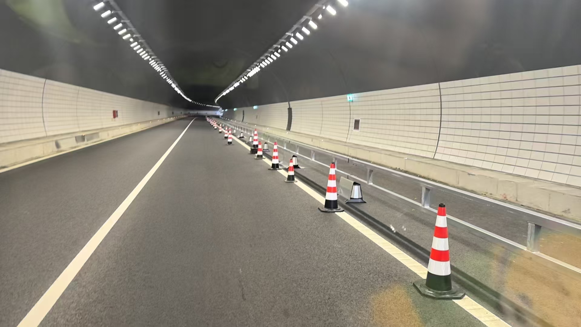 250302青島迪樂普新型900HA級施工區(qū)可移動鋼護欄浙江省杭州市臨安區(qū)329國道觀山隧道機非分離項目